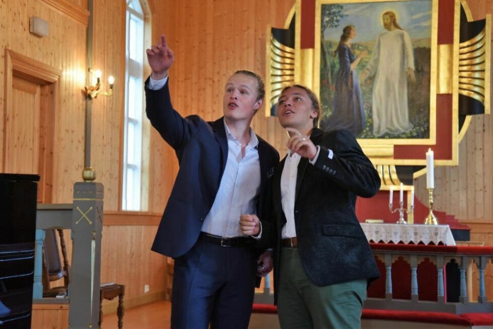 IMPONERTE. ”Herre min gud vad den månen lyser”. Et bravurnummer av Benjamin Hov Golas (baryton) og Aleksander Setså (bass) med sangen ”En månskensnatt på slottsbacken” av Gunnar Wennerberg. Karstein Djupdal akkompagnerte på piano. IMPONERTE. ”Herre min gud vad den månen lyser”. Et bravurnummer av Benjamin Hov Golas (baryton) og Aleksander Setså (bass) med sangen ”En månskensnatt på slottsbacken” av Gunnar Wennerberg. Karstein Djupdal akkompagnerte på piano. Foto: Larts Olav Handeland