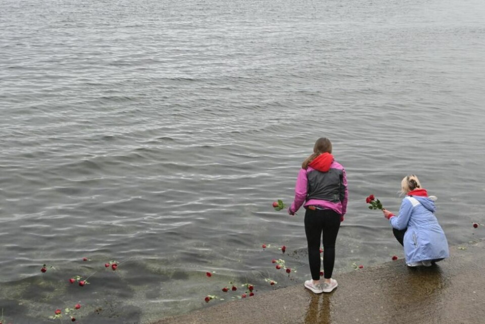 ROSER. Ungdomsrådet kaster røde roser på havet i minne for de 77 menneskene som mistet livet sitt. ROSER. Ungdomsrådet kaster røde roser på havet i minne for de 77 menneskene som mistet livet sitt. Foto: Julie Trulsvik Rasmussen