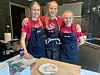 VERTSKAP. Sofie, Pernille og Maia stortrives med å drifte kafé på travle dager på Jakobsbakken. Sellkakene er ikke uventet den store snakkisen også denne sommeren. Foto: Espen Johansen