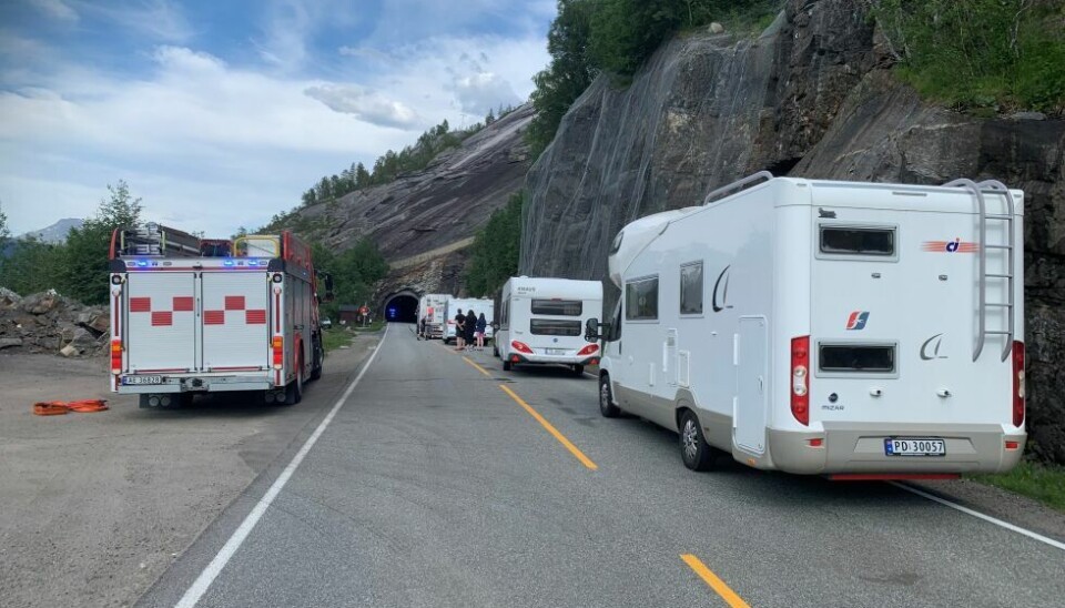 ÅPNER TUNNELER. Veien er åpnet etter trafikkulykken som skjedde i Berrflogtunnelen i Sørfold tirsdag ettermiddag. ÅPNER TUNNELER. Veien er åpnet etter trafikkulykken som skjedde i Berrflogtunnelen i Sørfold tirsdag ettermiddag. Foto: Frank Øvrewall