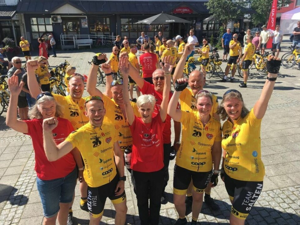 TILKNYTNING TIL FAUSKE. Det var en stor gjeng med glade sykkelryttere som la ut på den lange turen sørover. Fra venstre: Lisbet Støre, Valter Jacobsen, Tom Arne Arnesen, Frode Sørensen, Vivi Arnesen, Arne W. Arnesen, Geir Ove Kristensen, Linda Rindahl og Inger Støre. De gulkledde sykler, de rødkledde er i støtteapparatet. TILKNYTNING TIL FAUSKE. Det var en stor gjeng med glade sykkelryttere som la ut på den lange turen sørover. Fra venstre: Lisbet Støre, Valter Jacobsen, Tom Arne Arnesen, Frode Sørensen, Vivi Arnesen, Arne W. Arnesen, Geir Ove Kristensen, Linda Rindahl og Inger Støre. De gulkledde sykler, de rødkledde er i støtteapparatet. Foto: Stig Bjørnar Karlsen