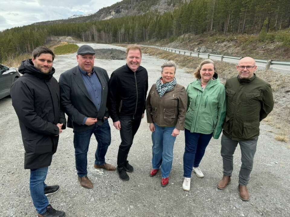FIKK SE. Sigbjørn Gjelsvik (Sp), leder i transportkomiteen og saksordfører for NTP, fikk se med egne øyne hvorfor det forventes at utbyggingen mellom Sørelva og Borkamo kommer i gang snart. Fra venstre: Ordfører i Saltdal, Runar Jensen, ordfører i Beiarn, Andre Kristoffersen, Sigbjørn Gjelsvik, stortingsrepresentant Siv Mosselth fra Saltdal, Monika Sande i Senterpartiet og kommunedirektør i Saltdal, Stein-Ole Rørvik. FIKK SE. Sigbjørn Gjelsvik (Sp), leder i transportkomiteen og saksordfører for NTP, fikk se med egne øyne hvorfor det forventes at utbyggingen mellom Sørelva og Borkamo kommer i gang snart. Fra venstre: Ordfører i Saltdal, Runar Jensen, ordfører i Beiarn, Andre Kristoffersen, Sigbjørn Gjelsvik, stortingsrepresentant Siv Mosselth fra Saltdal, Monika Sande i Senterpartiet og kommunedirektør i Saltdal, Stein-Ole Rørvik. Foto: Helge Simonsen