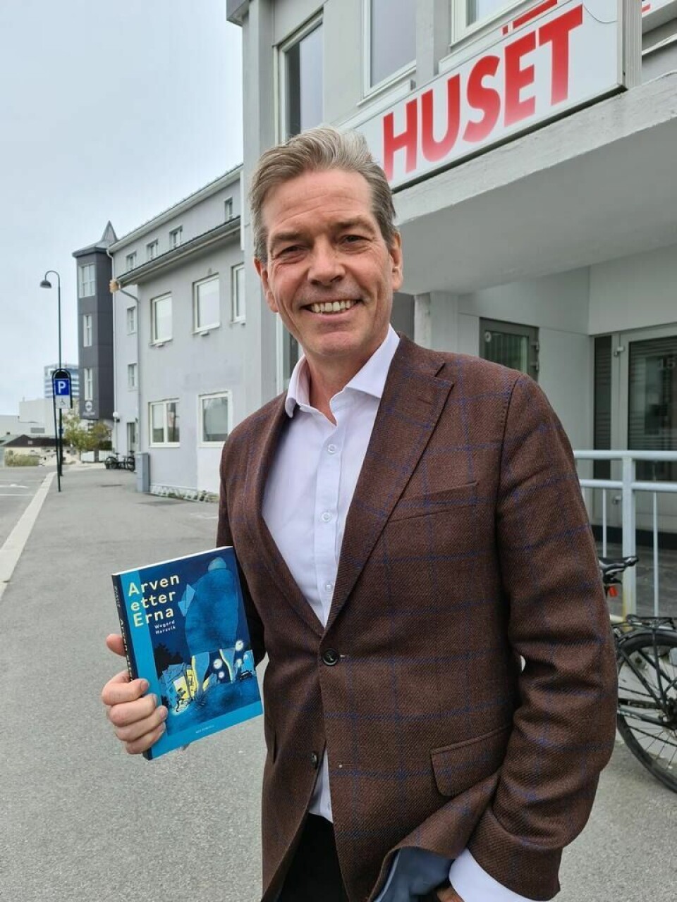 SKREV BOK. Wegard Harsvik oppsummerer åtte år med Erna Solberg som statsminister i Norge.SKEPTISK I STARTEN. I boka ”Blåkopi” fra 2013 forteller Wegard Harsvik hva borgerlig styre har gjort med Sverige, og at han frykter mye av det samme vil skje i Norge. SKREV BOK. Wegard Harsvik oppsummerer åtte år med Erna Solberg som statsminister i Norge.