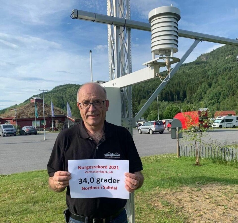 REKORD. Daglig leder ved Nordnes kro og camping, Tomy Edvardsen ved målestasjonen som målte 34 grader pluss søndag. REKORD. Daglig leder ved Nordnes kro og camping, Tomy Edvardsen ved målestasjonen som målte 34 grader pluss søndag.