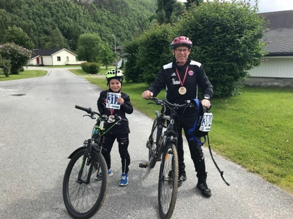 FORNØYDE. Emil og bestefar Finn-Obert Bentsen med medaljene etter å ha syklet Skogvokterrittet 2019. Etterpå feiret de med soft-is! Lørdag er det klart for årets utgave av ritt og løp. FORNØYDE. Emil og bestefar Finn-Obert Bentsen med medaljene etter å ha syklet Skogvokterrittet 2019. Etterpå feiret de med soft-is! Lørdag er det klart for årets utgave av ritt og løp.