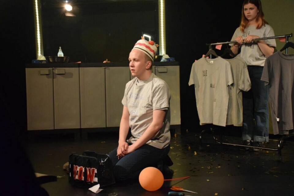 FARLIG VENNSKAP. Det er ikke alltid så enkelt for 'En som vil være venn med alle' (Vetle Kosmo). 'Alle' (Vilma Biberg-Hansen) er ikke alltid like grei.I KULISSENE. Andreas Altermark (t.v.) fra Scenekunst i Nordland hadde regien på stykket. Robin Kosmo har bidratt med blant annet kulisser. FARLIG VENNSKAP. Det er ikke alltid så enkelt for 'En som vil være venn med alle' (Vetle Kosmo). 'Alle' (Vilma Biberg-Hansen) er ikke alltid like grei.