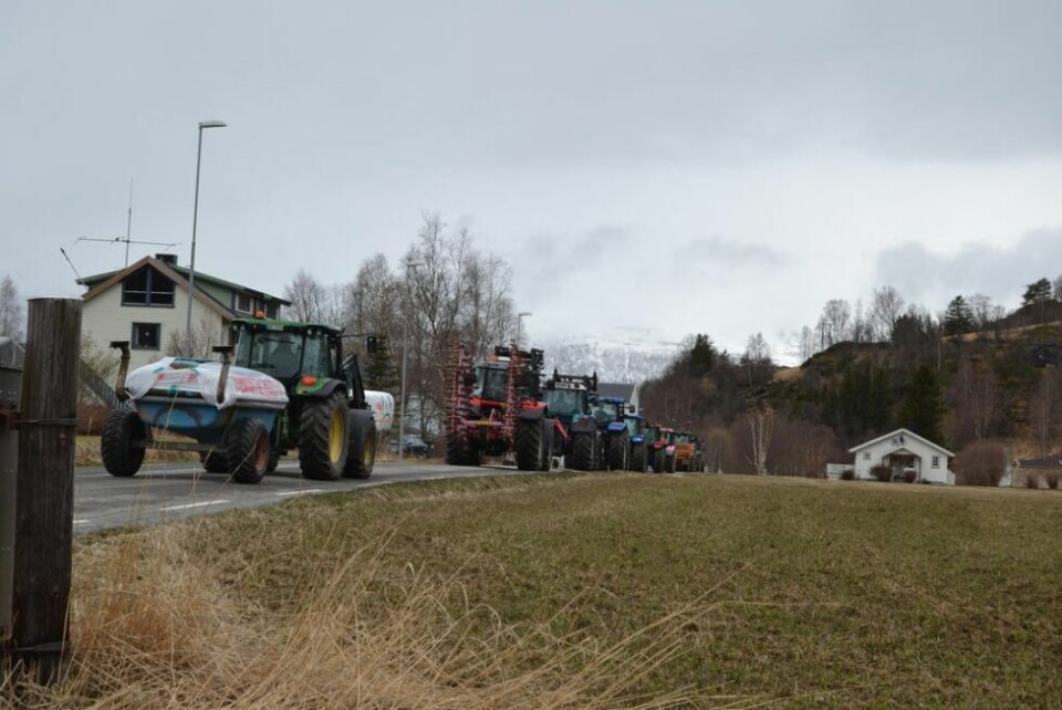 PROTEST. Kortesjen av traktorer kjørte fra Vika gjennom Furumoen, sentrum, Oppegård og Misvær skole før aksjonen ble avsluttet ved gården til Christian Klette. PROTEST. Kortesjen av traktorer kjørte fra Vika gjennom Furumoen, sentrum, Oppegård og Misvær skole før aksjonen ble avsluttet ved gården til Christian Klette. Foto: Ole Kristian Andreassen
