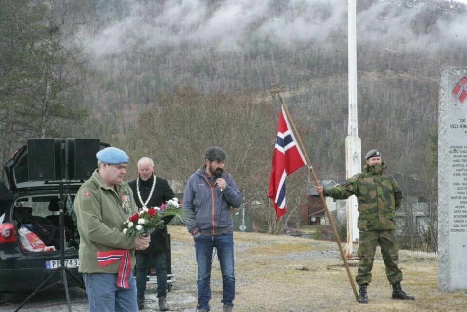 KIRKEBAKKEN. Markeringen av 8. mai i Saltdal skjedde på kirkebakken, der veteran Hans Petersen, ordfører Rune Berg og konservator Finn Rønnebu deltok. KIRKEBAKKEN. Markeringen av 8. mai i Saltdal skjedde på kirkebakken, der veteran Hans Petersen, ordfører Rune Berg og konservator Finn Rønnebu deltok. Foto: Marghrethe Langmo Petersen