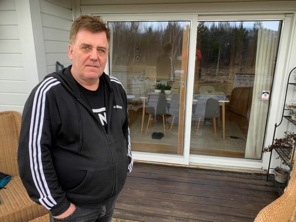 SKUDD. Arild Bjørnbakk på verandaen, med glassvinduene skuddene traff i bakgrunnen. SKUDD. Arild Bjørnbakk på verandaen, med glassvinduene skuddene traff i bakgrunnen. Foto: Frank Øvrewall