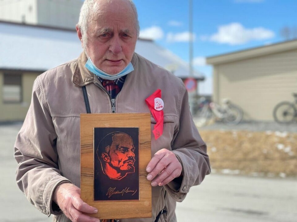 SER FRAMOVER. Per Arvid Normann med kommunismens ledestjerne Vladimir Iljitsj Uljanov, eller Lenin som han er best kjent som. SER FRAMOVER. Per Arvid Normann med kommunismens ledestjerne Vladimir Iljitsj Uljanov, eller Lenin som han er best kjent som. Foto: Helge Simonsen