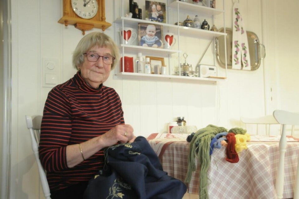STANDHAFTIG SKREDDER. Gerd Marie Arntsen på Rognan har brodert over 350 bunader og 550 bunadskjorter og holder fortsatt på i en alder av 82 år. Alle foto: Maria EdvardsenFARGESKALAEN. Dette er fargene som skal til for å brodere blomstene på en nordlandsbunad.I GANG. Gerd Marie er allerede i gang med bunad nummer 354. Den skal til Bodø. STANDHAFTIG SKREDDER. Gerd Marie Arntsen på Rognan har brodert over 350 bunader og 550 bunadskjorter og holder fortsatt på i en alder av 82 år. Alle foto: Maria Edvardsen