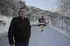 MÅ GJØRES NOE NÅ. Leif Lindstrøm har sett seg lei på at venting på ny vei skal hindre at det blir sikret mot ras på riksvei 80. - Det er ingen tvil om at det å vente på ny vei har blitt en sovepute. Foto: Arild Bjørnbakk