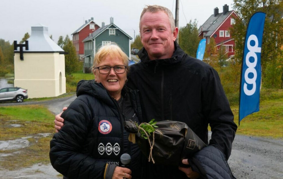 HEDRET OG UTFORDRER. Tom Vidar Karlsen mottok heder og ære under Kobberløpets fjellløp - og en aldri så liten utfordring fra Mona Mosti. HEDRET OG UTFORDRER. Tom Vidar Karlsen mottok heder og ære under Kobberløpets fjellløp - og en aldri så liten utfordring fra Mona Mosti. Foto: Privat