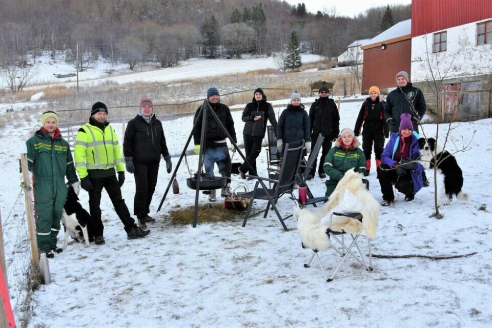 RUNDT BÅLPANNA. Kursdeltagere og instruktør samlet rundt bålpanna. Fra venstre Ørjan Simonsen, Thorleif Vik, Siv Hilde Bulling, instruktør Egil Syversbråten, Mathias Bjune Pedersen, Eirin Bjune, Trond Demmo, Lena Mikkelsen, Christian Klette. På huk foran er Dina Hauge Simonsen og Tora Fagertun. RUNDT BÅLPANNA. Kursdeltagere og instruktør samlet rundt bålpanna. Fra venstre Ørjan Simonsen, Thorleif Vik, Siv Hilde Bulling, instruktør Egil Syversbråten, Mathias Bjune Pedersen, Eirin Bjune, Trond Demmo, Lena Mikkelsen, Christian Klette. På huk foran er Dina Hauge Simonsen og Tora Fagertun. Foto: Lars Olav Handeland