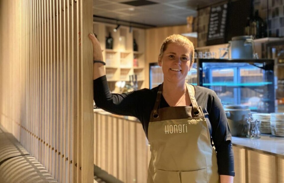 STOLT. Daglig leder Aina Helen Olsen har lang kokkeerfaring blant annet som restaurantsjef på Fauske hotell og som Blåfrost-kokk. Nå gleder hun seg til å åpne restaurant på hjemstedet Rognan. - Jeg er stolt over dette prosjektet, sier hun. STOLT. Daglig leder Aina Helen Olsen har lang kokkeerfaring blant annet som restaurantsjef på Fauske hotell og som Blåfrost-kokk. Nå gleder hun seg til å åpne restaurant på hjemstedet Rognan. - Jeg er stolt over dette prosjektet, sier hun. Foto: Hongri