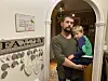 Misfornøyd. Sebastian Eilertsen og familien bor på Straumen, og sønnen Edwin (4) går i Straumen barnehage. På grunn av begrenset åpningstid i barnehagen kommer Eilertsen for sent på jobb. Foto: Eva S. Winther