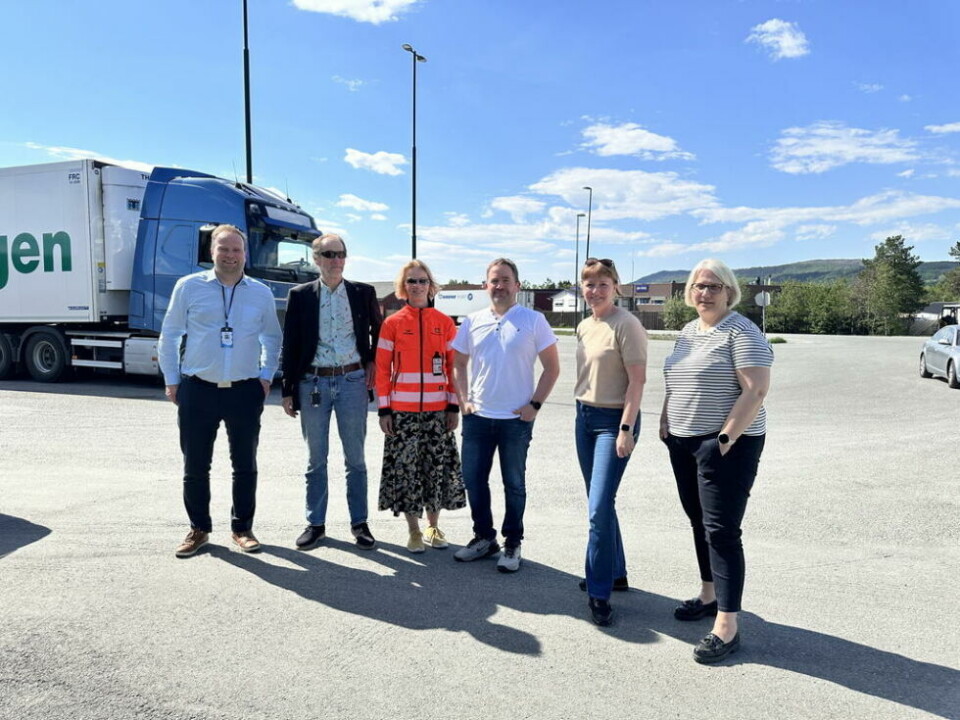 LADESTASJON. Fauske får ladestasjon for tungbiler, en viktig etablering og helt nødvendig for at elektriske lastebiler skal være et gunstig alternativ for aktører i Norge. Fra venstre: Øystein Skaland (ISE), Rune Reisænen (Fauske kommune), Ine Hilling (Statens Vegvesen), John Håkon Eilertsen (ISE Utvikling AS), Ingelin Noresjø (Grønt Landtransportprogram – NHO), Ann Mari Haugen (Fauske kommune). LADESTASJON. Fauske får ladestasjon for tungbiler, en viktig etablering og helt nødvendig for at elektriske lastebiler skal være et gunstig alternativ for aktører i Norge. Fra venstre: Øystein Skaland (ISE), Rune Reisænen (Fauske kommune), Ine Hilling (Statens Vegvesen), John Håkon Eilertsen (ISE Utvikling AS), Ingelin Noresjø (Grønt Landtransportprogram – NHO), Ann Mari Haugen (Fauske kommune). Foto: Bjørn Røst Kjørmo (GLP)