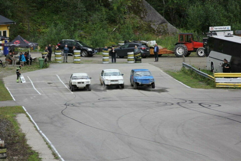 FULL GASS. Det var mange som var glade for at det var aktivitet i Dråvika igjen. FULL GASS. Det var mange som var glade for at det var aktivitet i Dråvika igjen. Foto: Jarl Martinussen