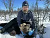 FORSKNINGSPROSJEKT. Her er Ole Gunnar Støen fotografert i forbindelse med merking av bjørn i Idre i Sverige. Gjennom sitt arbeid har Støen bidratt til en dypere forståelse av hvordan rovdyr påvirker beitebruk, og hans forskning har vært viktig for å informere forvaltningen av både rovdyr og tamrein i Skandinavia. Foto: Jørn J. Fremstad, NINA