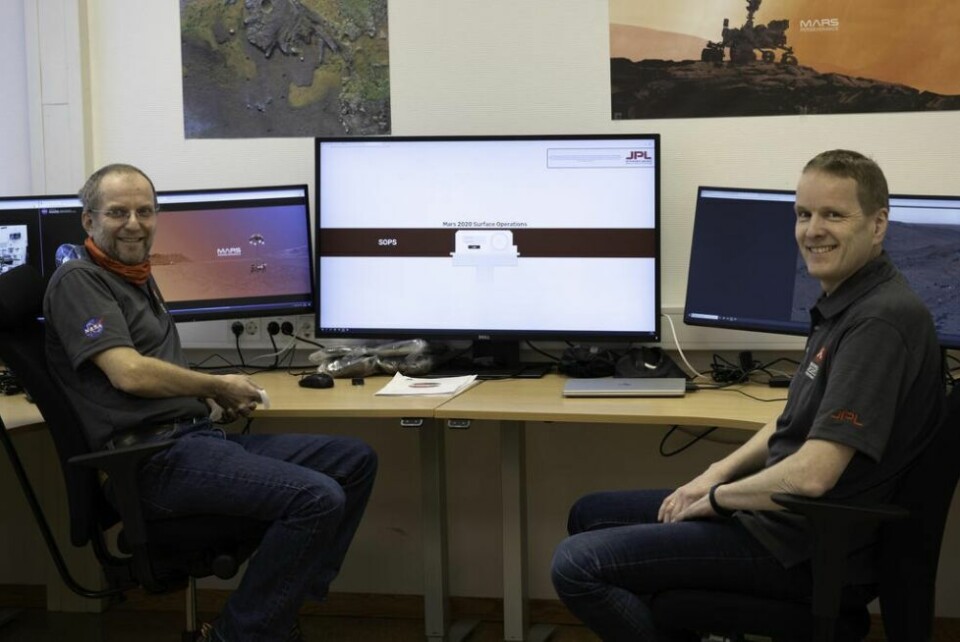 VANT PRIS. Radaroperasjonene på Mars styres fra et kontrollrom ved Universitet i Oslos Centre for Space Sensors and Systems på Kjeller. Nå har utvikler av RIMFAX og georadarer til mange typer bruk, Svein-Erik Hamran (til venstre), blitt tildelt Universitetet i Oslos innovasjonspris. Her sammen med forskningskoordinator Tor Berger. VANT PRIS. Radaroperasjonene på Mars styres fra et kontrollrom ved Universitet i Oslos Centre for Space Sensors and Systems på Kjeller. Nå har utvikler av RIMFAX og georadarer til mange typer bruk, Svein-Erik Hamran (til venstre), blitt tildelt Universitetet i Oslos innovasjonspris. Her sammen med forskningskoordinator Tor Berger. Foto: FFI