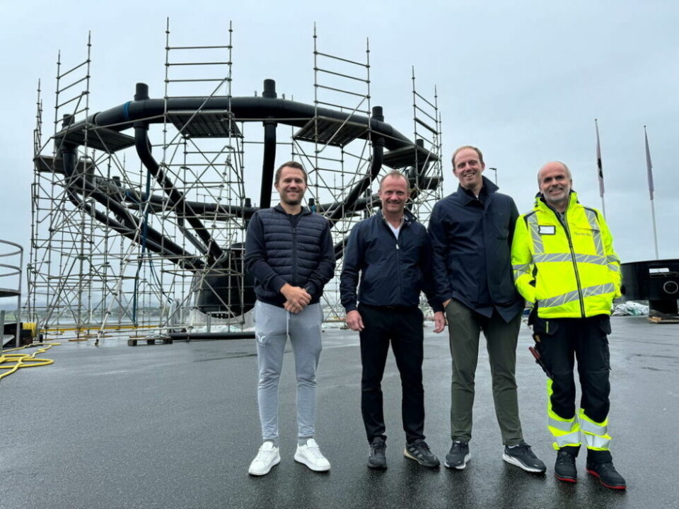 UNIK SATSING. På kaien nedenfor Wenberg fiskeoppdretts lokaler er et nytt byggverk på vei til å reise seg. Det er Nordic Blu Technologys nye storsatsing på semi-lukkede oppdrettsmerder som nærmer seg en realitet. Fra venstre: Styreleder Jørgen Wenberg, styremedlem Ørjan Wenberg, styremedlem Ivar Andreas Forn og daglig leder Idar Lindanger foran merden som snart skal i fjorden for å testes. UNIK SATSING. På kaien nedenfor Wenberg fiskeoppdretts lokaler er et nytt byggverk på vei til å reise seg. Det er Nordic Blu Technologys nye storsatsing på semi-lukkede oppdrettsmerder som nærmer seg en realitet. Fra venstre: Styreleder Jørgen Wenberg, styremedlem Ørjan Wenberg, styremedlem Ivar Andreas Forn og daglig leder Idar Lindanger foran merden som snart skal i fjorden for å testes. Foto: Helge Simonsen