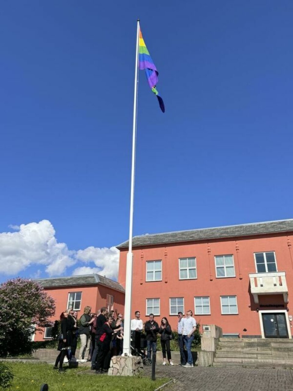 OPPFORDRING. Kommunestyret heiste Pride-flagget torsdag og oppfordrer alle til å feire kjærligheten og mangfoldet. OPPFORDRING. Kommunestyret heiste Pride-flagget torsdag og oppfordrer alle til å feire kjærligheten og mangfoldet. Foto: Ida Bjørkquist, Fauske kommune