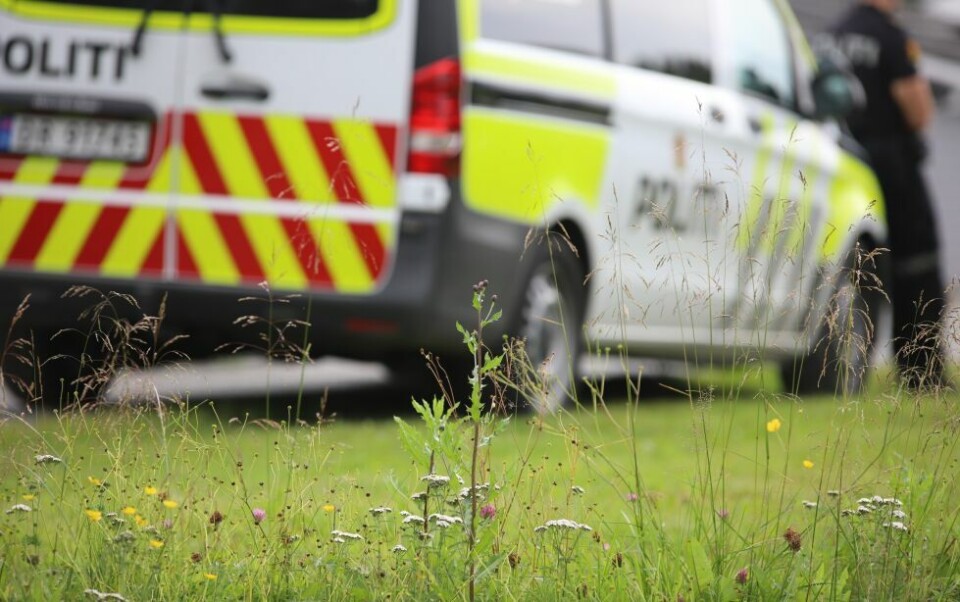 FØRSTEHJELP. Politiet var først på stedet og startet med førstehjelp. Ambulansen var på stedet få minutter etter dette. FØRSTEHJELP. Politiet var først på stedet og startet med førstehjelp. Ambulansen var på stedet få minutter etter dette. Foto: Lise Berntzen
