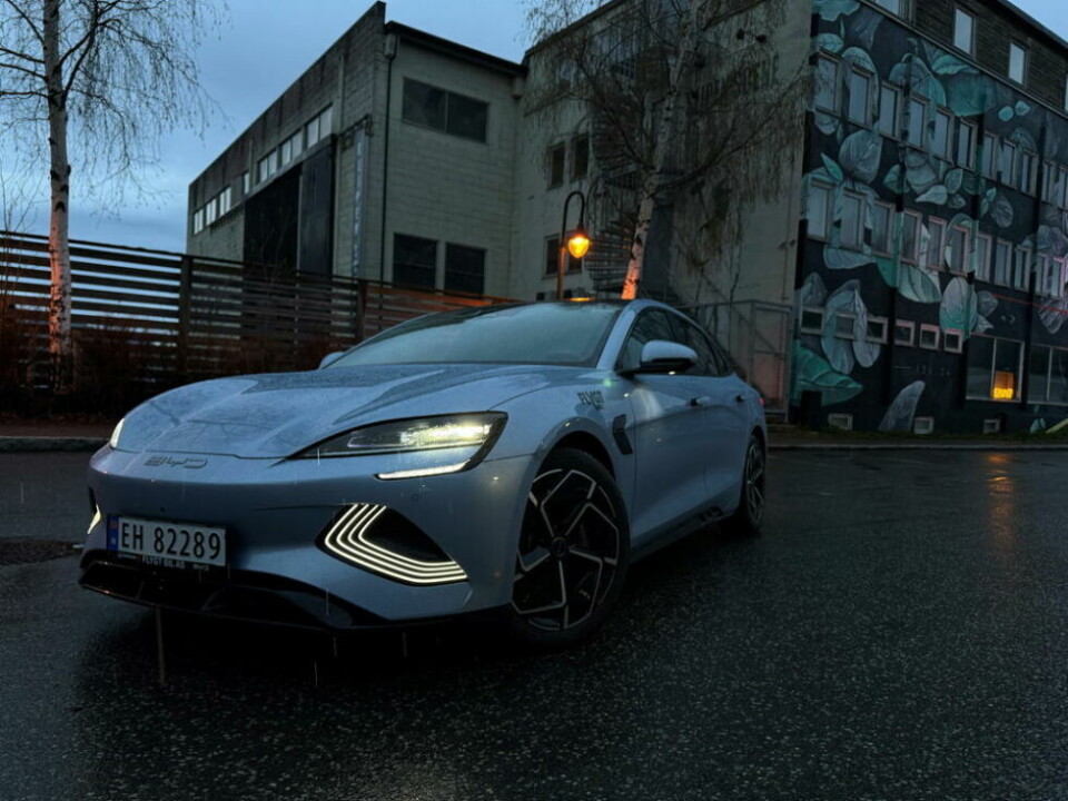 RETT I STRUPEN PÅ TESLA. En mer kapabel og linjelekker pakke enn det BYD Seal har å by på til denne prisen, er det svært få som kan skilte med. Med denne modellen kommer BYD til å stjele kunder fra mange, og kanskje mest Tesla model 3. RETT I STRUPEN PÅ TESLA. En mer kapabel og linjelekker pakke enn det BYD Seal har å by på til denne prisen, er det svært få som kan skilte med. Med denne modellen kommer BYD til å stjele kunder fra mange, og kanskje mest Tesla model 3. Foto: Helge Simonsen