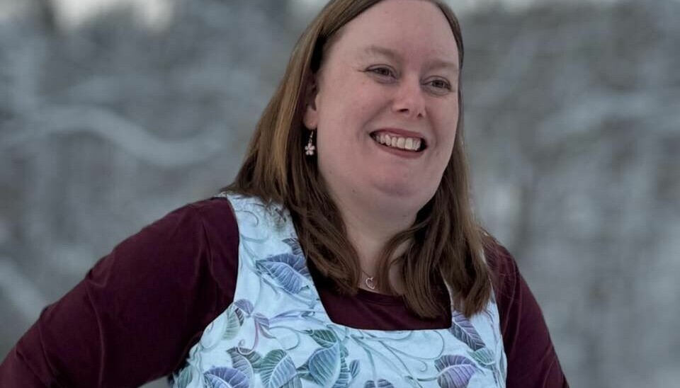 Saritha Kildahl har startet enkeltpersonforetak i Beiarn. Der syr hun blant annet klær til barn og voksne, som den kjolen hun har på seg på bildet. Saritha Kildahl har startet enkeltpersonforetak i Beiarn. Der syr hun blant annet klær til barn og voksne, som den kjolen hun har på seg på bildet. Foto: Anne Rita Nybostad