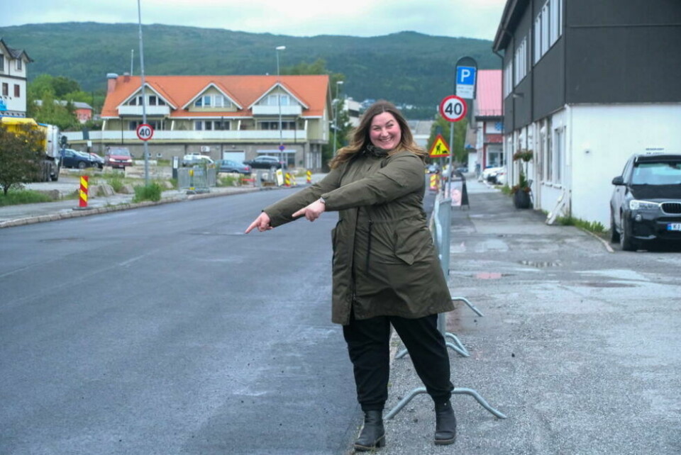 JUBLER. Ordfører Marlen Rendall Berg i Fauske kommune kan smile over den utbedrede Sjøgata, klar til Arctic Race of Norway i august. JUBLER. Ordfører Marlen Rendall Berg i Fauske kommune kan smile over den utbedrede Sjøgata, klar til Arctic Race of Norway i august. Foto: Ida Bjørkquist/Fauske kommune