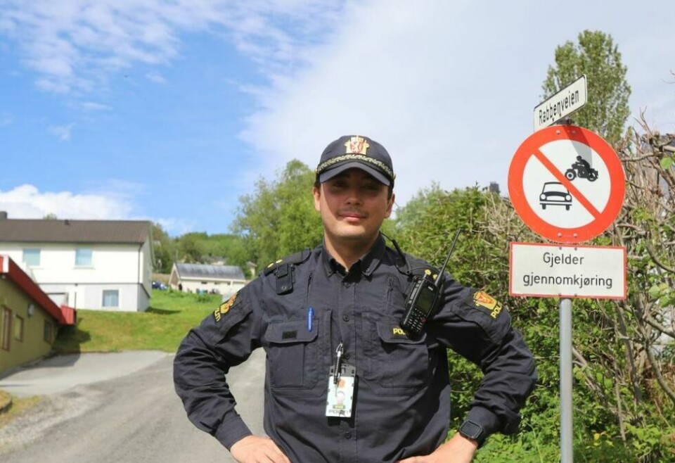 VENNLIG OPPFORDRING. Politibetjent Mike Sørbø håper at det virker forebyggende å gå ut i avisa og fortelle på forhånd at det vil bli hyppigere kontroller framover. - Det er bedre og tryggere for alle å følge trafikkregler og skilting, sier han. VENNLIG OPPFORDRING. Politibetjent Mike Sørbø håper at det virker forebyggende å gå ut i avisa og fortelle på forhånd at det vil bli hyppigere kontroller framover. - Det er bedre og tryggere for alle å følge trafikkregler og skilting, sier han. Foto: Lise Berntzen