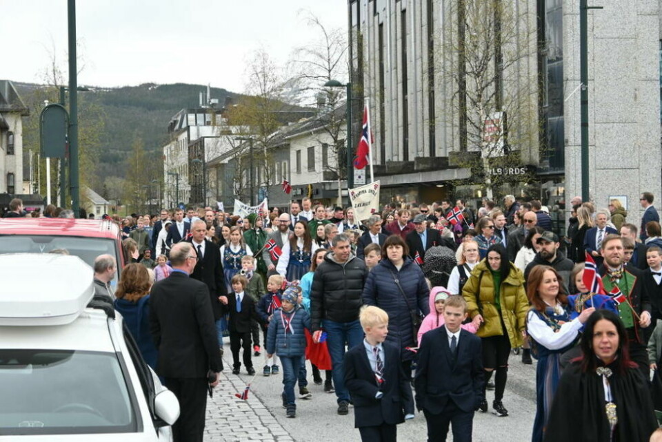 FELLES TOG. I år slås borgertoget og barnetoget sammen i Fauske sentrum med start klokken 15. Her fra fjorårets feiring. FELLES TOG. I år slås borgertoget og barnetoget sammen i Fauske sentrum med start klokken 15. Her fra fjorårets feiring. Foto: Stig Bjørnar Karlsen