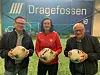 MOT LYSERE TIDER. Dragefossen sørger for nytt lys på Dragefossen stadion på Rognan. Fra venstre Steinar Maarnes (Dragefossen), Jeanette Steen Kristensen (FKSK) og Tor Inge Nymo (Dragefossen). Foto: Sverre Breivik