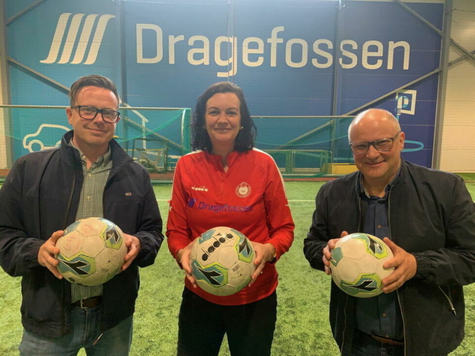 MOT LYSERE TIDER. Dragefossen sørger for nytt lys på Dragefossen stadion på Rognan. Fra venstre Steinar Maarnes (Dragefossen), Jeanette Steen Kristensen (FKSK) og Tor Inge Nymo (Dragefossen). MOT LYSERE TIDER. Dragefossen sørger for nytt lys på Dragefossen stadion på Rognan. Fra venstre Steinar Maarnes (Dragefossen), Jeanette Steen Kristensen (FKSK) og Tor Inge Nymo (Dragefossen). Foto: Sverre Breivik