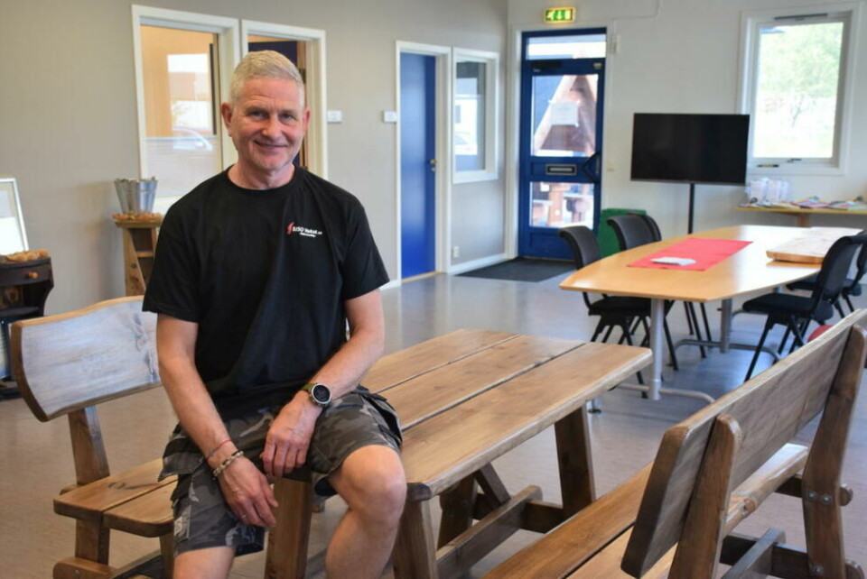 KLAR FOR MESSA. Jan-Åke Andersen er daglig leder ved Siso Vekst AS. De er blant bedriftene som deltar på Saltenmessa i år også, og skal blant annet ha med seg disse benkene og bordet i villmarksstil. KLAR FOR MESSA. Jan-Åke Andersen er daglig leder ved Siso Vekst AS. De er blant bedriftene som deltar på Saltenmessa i år også, og skal blant annet ha med seg disse benkene og bordet i villmarksstil. Foto: Eva S. Winther
