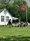 Eggesvik. Turen ble avsluttet i strålende solskinn nede ved grendehuset i Eggesvik. Foto: Rune Jørgensen