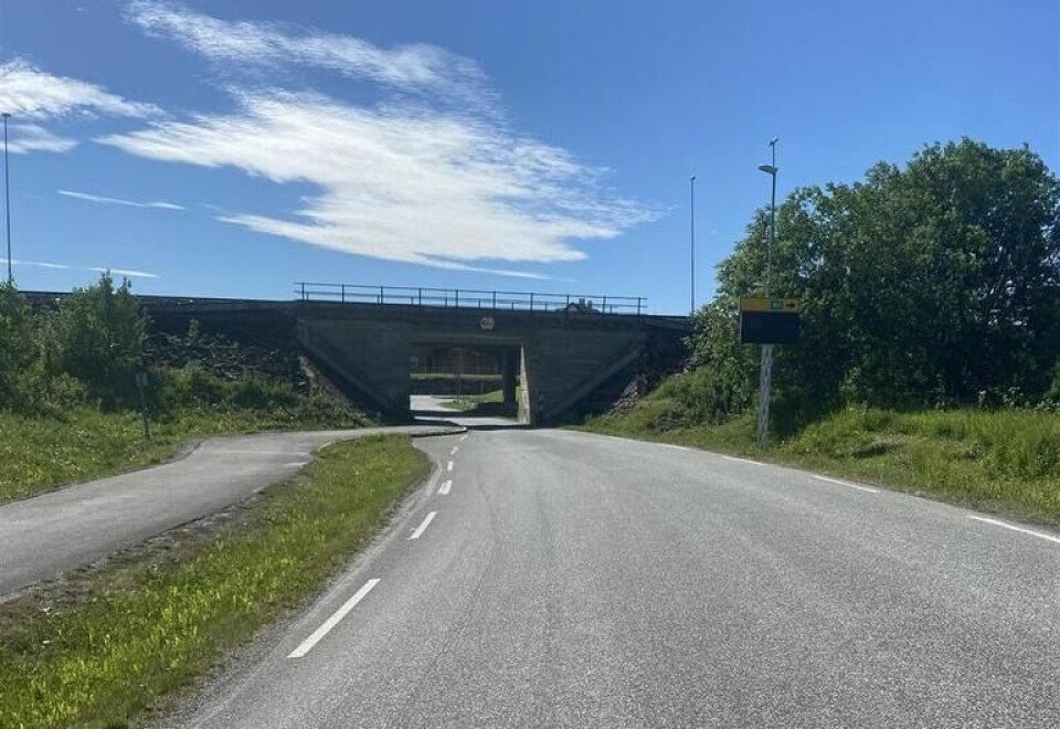 STENGER VEI. Fra onsdag 3. juli skal det skiftes stikkrenner på fylkesveien mellom Straumsnes og Kosmo. Dette vil påvirke trafikken på dagtid. STENGER VEI. Fra onsdag 3. juli skal det skiftes stikkrenner på fylkesveien mellom Straumsnes og Kosmo. Dette vil påvirke trafikken på dagtid. Foto: Nordland fylkeskommune