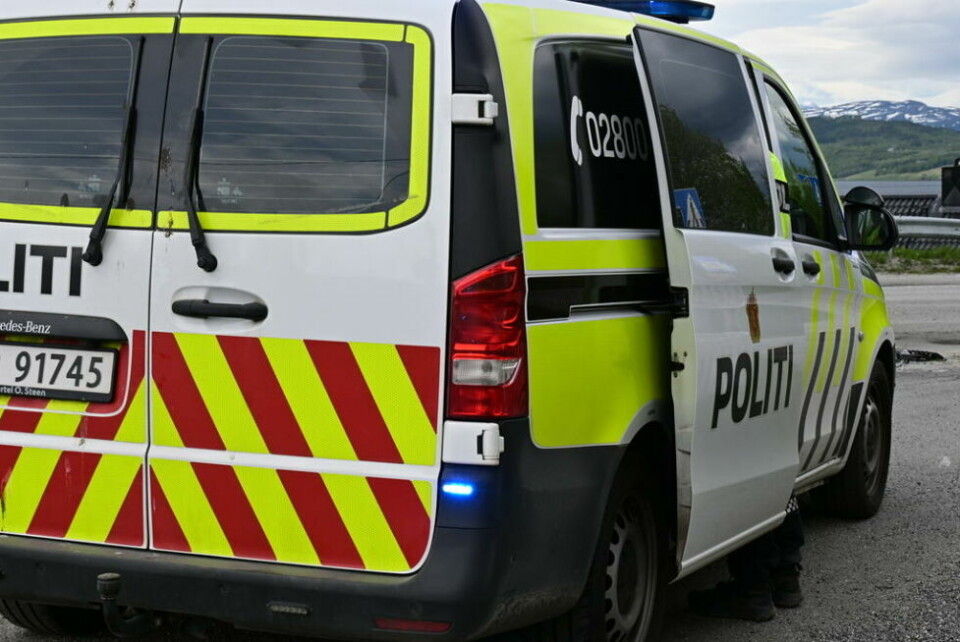 DUGNAD FOR TRAFIKKSIKKERHET. Politiet, Statens vegvesen og Trygg Trafikk samarbeider om kontrollene og gir råd til bilistene, som å holde fartsgrensen, kjøre etter forholdene og unngå distraksjoner som å spise eller fikle med mobiltelefonen mens man kjører. DUGNAD FOR TRAFIKKSIKKERHET. Politiet, Statens vegvesen og Trygg Trafikk samarbeider om kontrollene og gir råd til bilistene, som å holde fartsgrensen, kjøre etter forholdene og unngå distraksjoner som å spise eller fikle med mobiltelefonen mens man kjører. Foto: Lise Berntzen