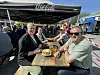 STORFORNØYD. Heidi Storvoll Olsen, Hanne Robertsen, John Robertsen og Jan Åge Olsen storkoste seg på foodtruck-festivalen på Fauske. Foto: Helge Simonsen