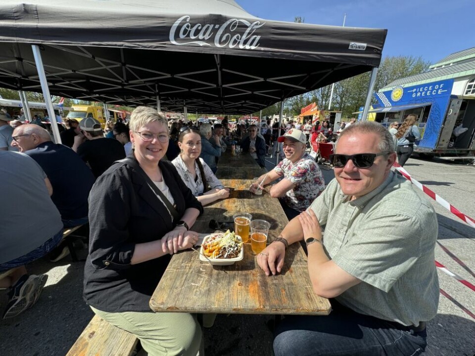 STORFORNØYD. Heidi Storvoll Olsen, Hanne Robertsen, John Robertsen og Jan Åge Olsen storkoste seg på foodtruck-festivalen på Fauske. STORFORNØYD. Heidi Storvoll Olsen, Hanne Robertsen, John Robertsen og Jan Åge Olsen storkoste seg på foodtruck-festivalen på Fauske. Foto: Helge Simonsen