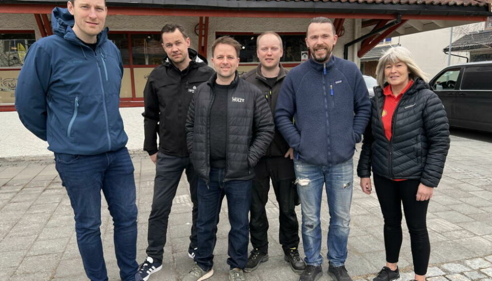 STÅR PÅ FOR FAUSKE. Gei Helland (Amfi), Bård Lyng Olsen (Amfi), Jørgen Holst (Fotograf Holst), Ørjan Hanssen (Stadssalg), Hans Marius Steinbakk (Krølle frisør) og Trine Skog (Shell) er noen av medlemmene i ferske Fauske Sentrum, en forening som skal bidra til et aktivt og attraktivt sentrum for fastboene og turister. STÅR PÅ FOR FAUSKE. Gei Helland (Amfi), Bård Lyng Olsen (Amfi), Jørgen Holst (Fotograf Holst), Ørjan Hanssen (Stadssalg), Hans Marius Steinbakk (Krølle frisør) og Trine Skog (Shell) er noen av medlemmene i ferske Fauske Sentrum, en forening som skal bidra til et aktivt og attraktivt sentrum for fastboene og turister. Foto: Espen Johansen