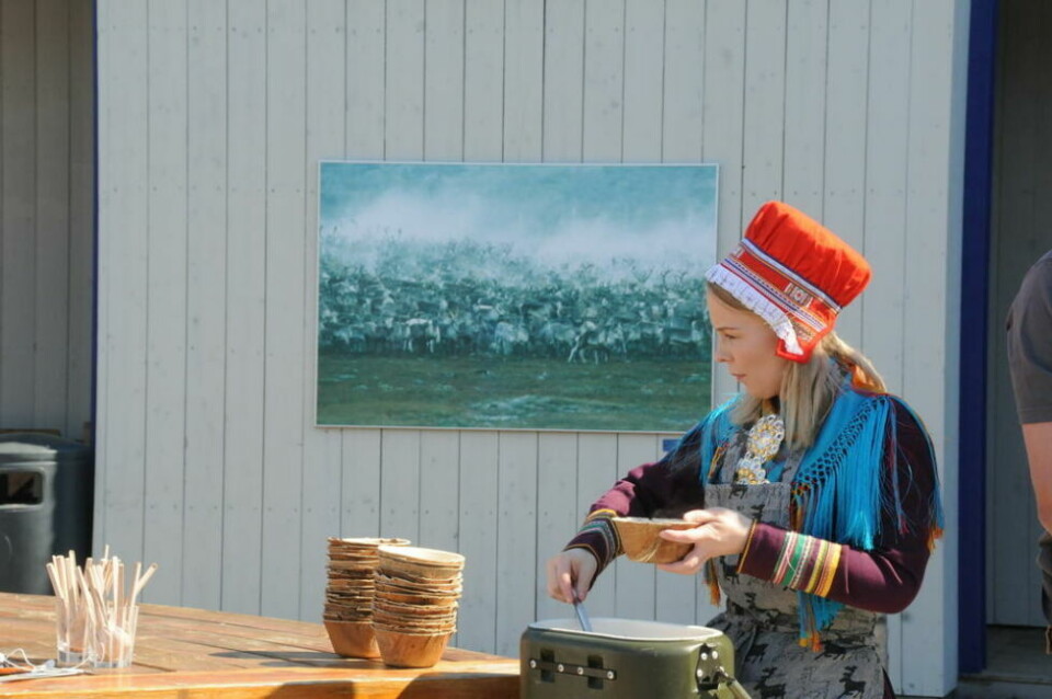 GLEDER SEG. Anne Margaretha Oskal i Saltfjellet Sámi Adventure er glad og stolt over å representere Indre Salten på den store messen Grüne Woche i Berlin. GLEDER SEG. Anne Margaretha Oskal i Saltfjellet Sámi Adventure er glad og stolt over å representere Indre Salten på den store messen Grüne Woche i Berlin. Foto: Maria Trondsen