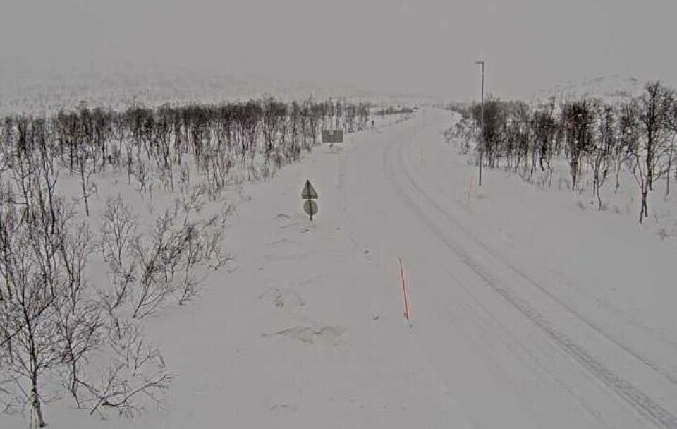 STENGT. Et vogntog har fått stans ved Skaiti-krysset på riksvei 77 ved Skaiti. STENGT. Et vogntog har fått stans ved Skaiti-krysset på riksvei 77 ved Skaiti. Foto: Statens vegvesen