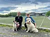 FRA FOTBALLSKO TIL HUNDEPOTER. Det er ventet om lag 2500 påmeldte hunder per dag fordelt på 22 utstillingsringer under årets NKK-utstilling på Fauske. (f.v) Lisbeth Endresen, leder for Norsk Kennel Klub region Nordland og styremedlem Toril Aunan var denne uka på Fauske for å se på områdene som skal brukes til utstillingen. Fauske stadion er blant områdene som vil bli brukt til utstillingsringer for hunder denne helga. Foto: Lise Berntzen