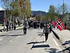 I år kan man nok droppe både paraply og stillongs på 17. mai. Bildet er fra Rognan i 2019. Foto: Sverre Breivik