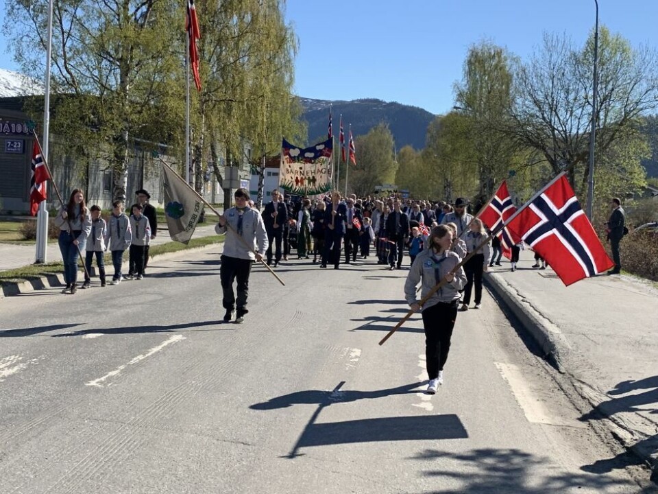 I år kan man nok droppe både paraply og stillongs på 17. mai. Bildet er fra Rognan i 2019. I år kan man nok droppe både paraply og stillongs på 17. mai. Bildet er fra Rognan i 2019. Foto: Sverre Breivik