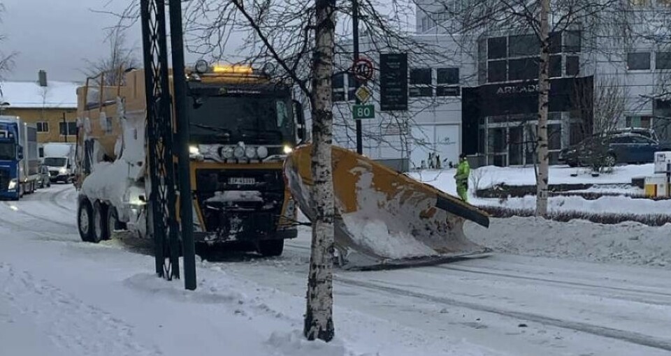 FALT AV. Brøytebilen mistet plogskjæret like ved rundkjøringa i Fauske sentrum. FALT AV. Brøytebilen mistet plogskjæret like ved rundkjøringa i Fauske sentrum. Foto: SP-tipser