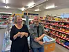 STORTRIVES. Eva Borgan og Svein Bækkevold driver butikken i Mørsvikbotn. Foto: Helge Simonsen