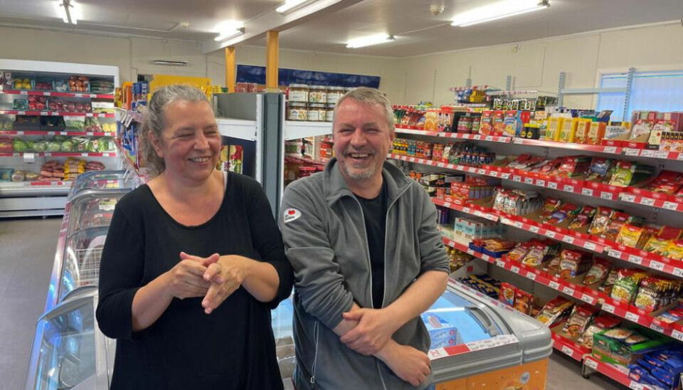 STORTRIVES. Eva Borgan og Svein Bækkevold driver butikken i Mørsvikbotn. STORTRIVES. Eva Borgan og Svein Bækkevold driver butikken i Mørsvikbotn. Foto: Helge Simonsen