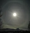 TRIPPEL OPPLEVELSE. Bildet av helgas fullmåne, som attpå til var en såkalt 'blå måne' er tatt i Sulis. Helt spesielt var det også at man fikk se haloen rundt månen. Foto: Anne Mathilde Wassmo Dobakk